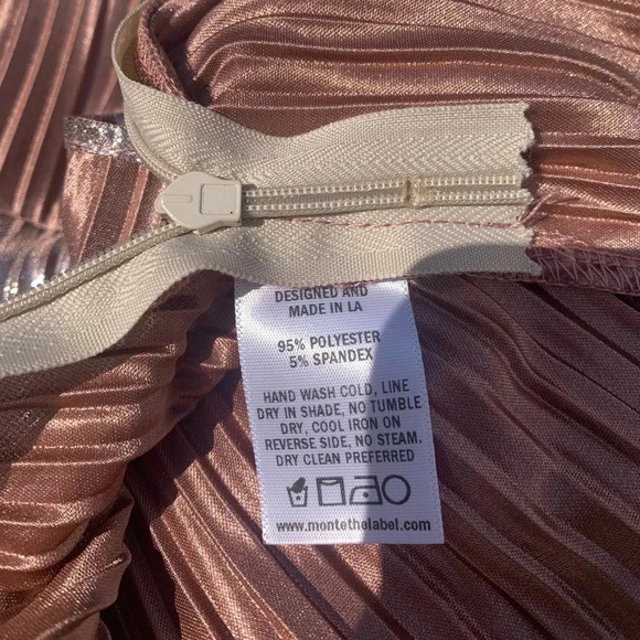 Anthropologie Monte Shimmer Metallic
Halter Blouse Size: S Anthropologie - Picture 9 of 9